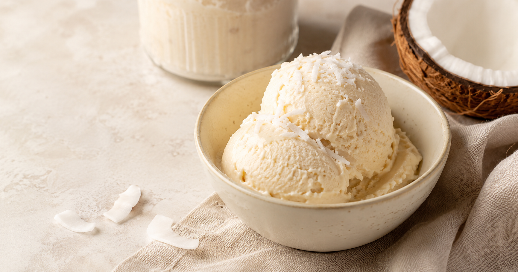 Glace coco protéinée préparée au Ninja Creami avec noix de coco râpée